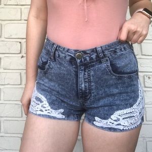 DENIM SHORTS W LACE DETAIL